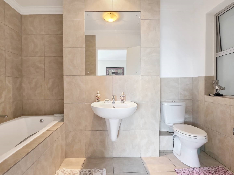 3 Bedroom Property for Sale in Sea Point Western Cape